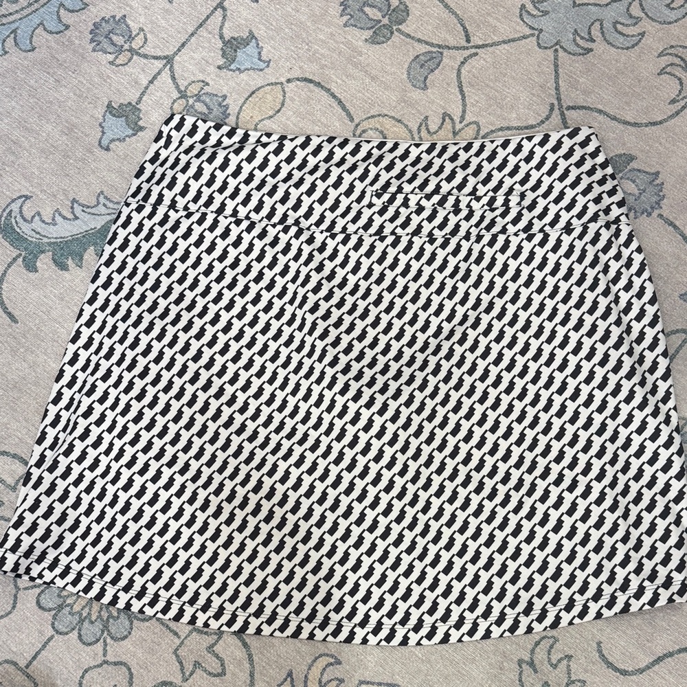 Nike Dri-Fit Black and White Patterned Athletic Skirt Built-In Shorts - Picture 6 of 6